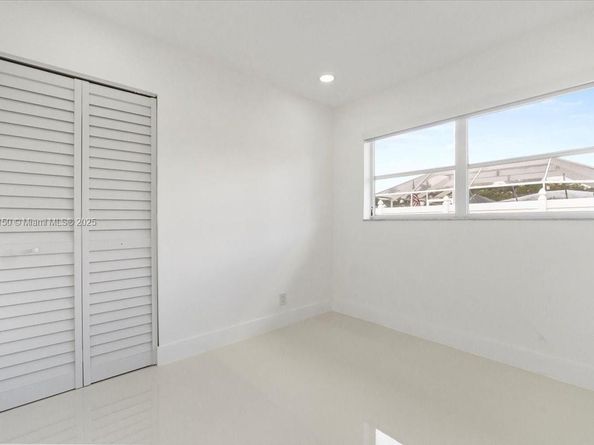 1910 NW 36th St, Oakland Park FL 33309