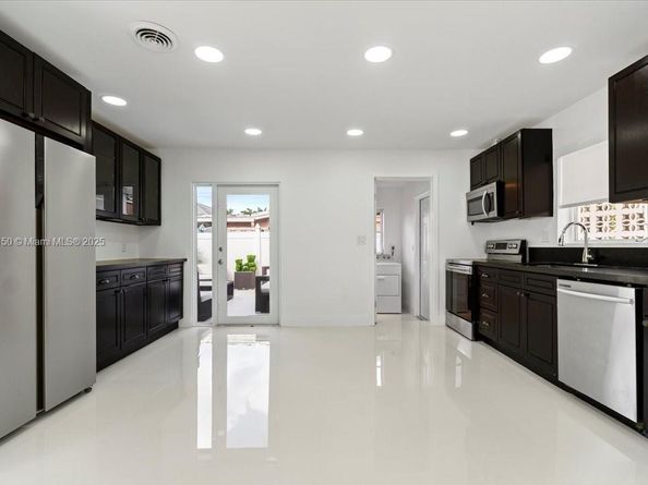 1910 NW 36th St, Oakland Park FL 33309