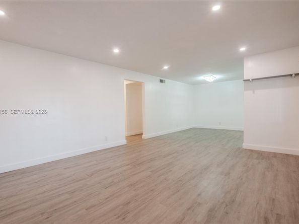 300 S Luna Ct 2, Hollywood FL 33021