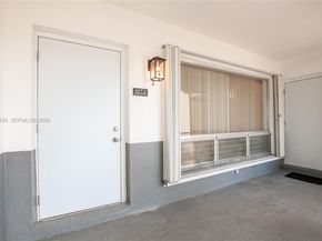 300 S Luna Ct 2, Hollywood FL 33021