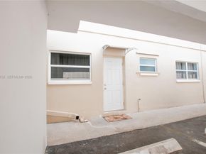300 S Luna Ct 2, Hollywood FL 33021