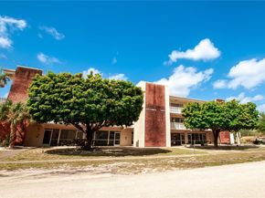 300 S Luna Ct 2, Hollywood FL 33021