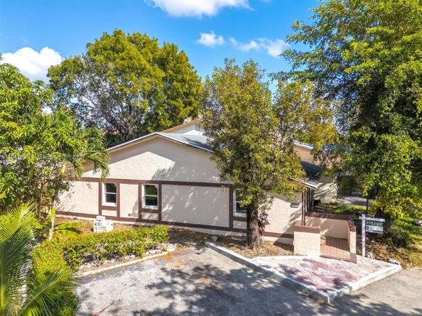 6211 NW 26th Ct, Sunrise FL 33313