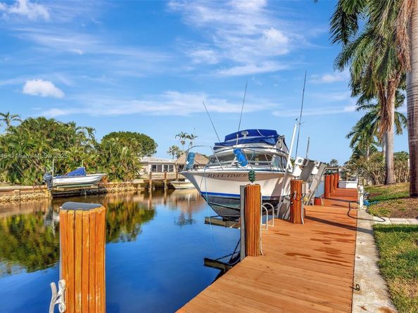 5517 Bayview Dr, Fort Lauderdale FL 33308