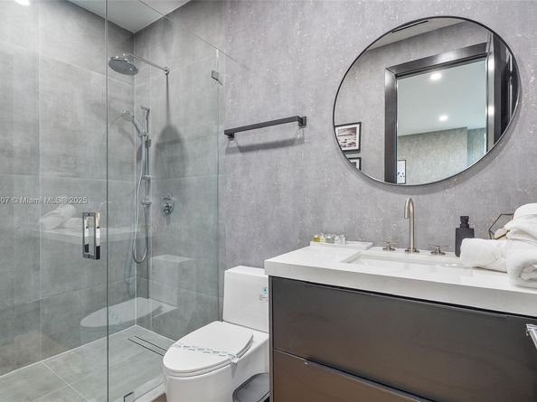 76 NW 44th St, Miami FL 33127