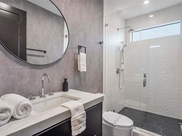76 NW 44th St, Miami FL 33127