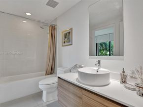 121 NE 34th St 814, Miami FL 33137