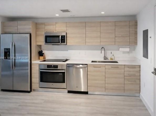 121 NE 34th St 814, Miami FL 33137