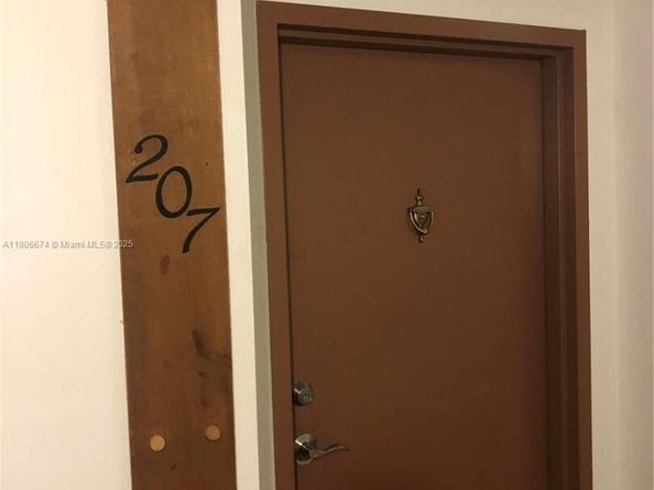 210 Lakeview Dr 207, Weston FL 33326