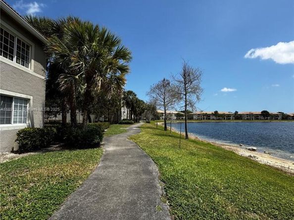 5031 Wiles Rd 202, Coconut Creek FL 33073