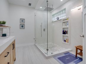 3085 Lakewood Cir, Weston FL 33332