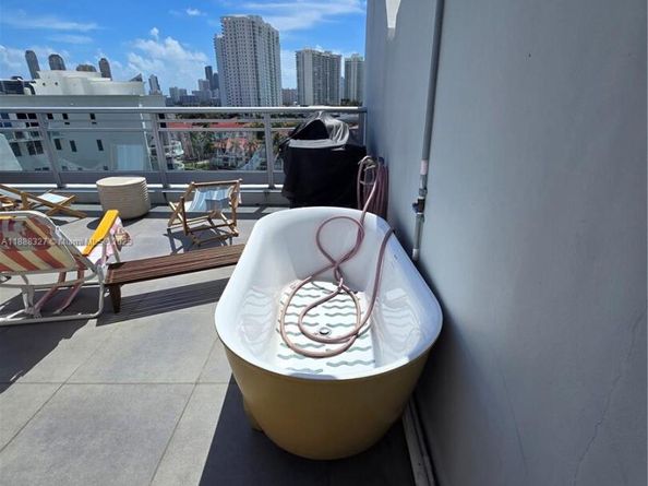 Undisclosed Address #A11888327, Aventura FL 33180