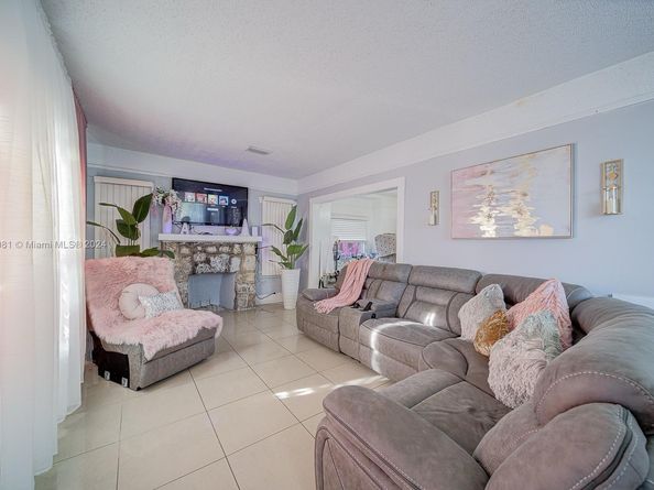 627 SW 11th Ave, Miami FL 33130