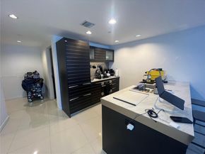 200 Biscayne Boulevard Way 3106, Miami FL 33131