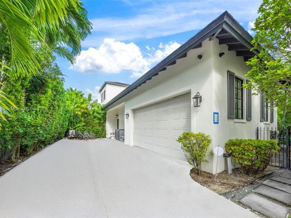 590 NE 59th St, Miami FL 33137