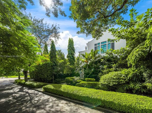 590 NE 59th St, Miami FL 33137