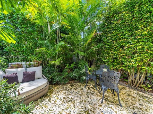 590 NE 59th St, Miami FL 33137