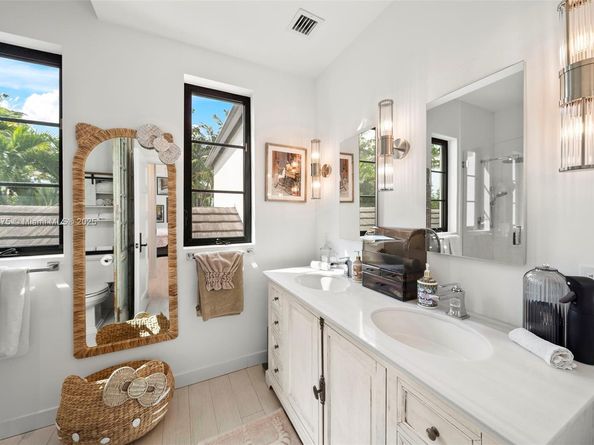 590 NE 59th St, Miami FL 33137