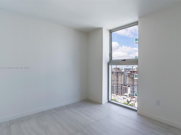 77 SE 5th ST 1715, Miami FL 33131