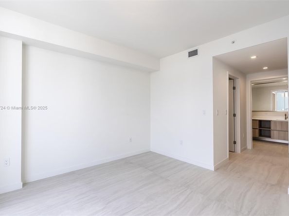 77 SE 5th ST 1715, Miami FL 33131