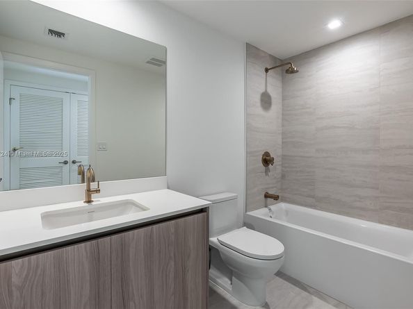 77 SE 5th ST 1715, Miami FL 33131