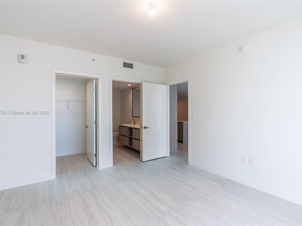 77 SE 5th ST 1715, Miami FL 33131