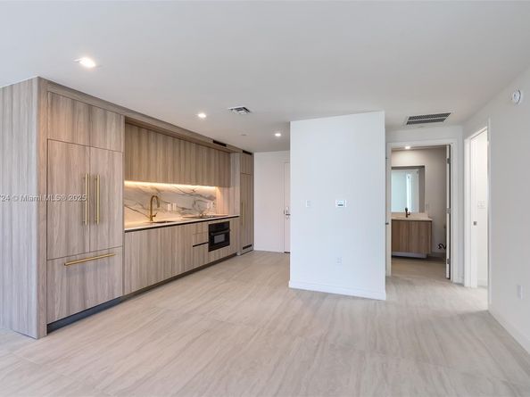 77 SE 5th ST 1715, Miami FL 33131