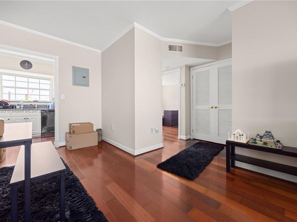 462 Golden Isles Dr 305, Hallandale Beach FL 33009