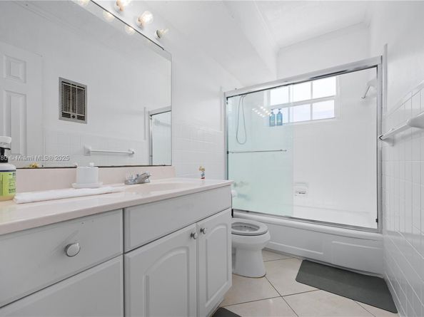 462 Golden Isles Dr 305, Hallandale Beach FL 33009