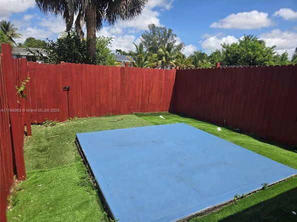 7904 SW 8th St, North Lauderdale FL 33068