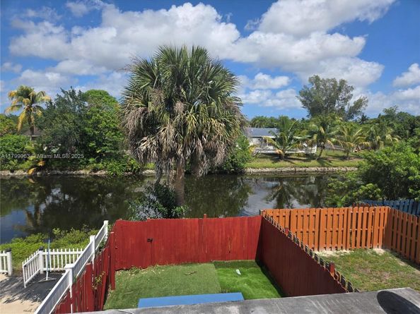 7904 SW 8th St, North Lauderdale FL 33068