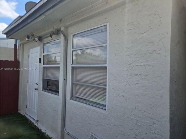 7904 SW 8th St, North Lauderdale FL 33068