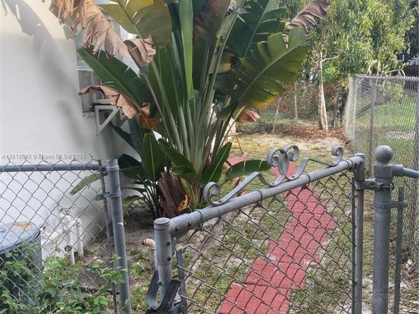 1256 NE 149th St, Miami FL 33161