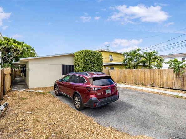 2033 Dewey St, Hollywood FL 33020