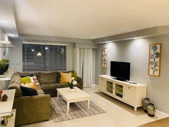301 Golden Isles Dr 109, Hallandale Beach FL 33009