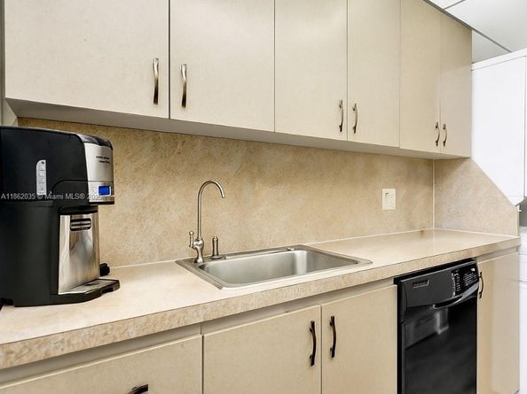 250 Jacaranda Dr 206, Plantation FL 33324