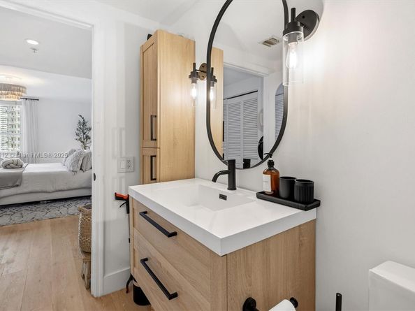 701 Brickell Key Blvd 1106, Miami FL 33131