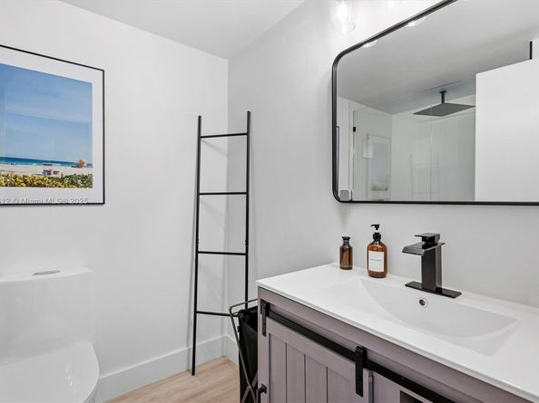 701 Brickell Key Blvd 1106, Miami FL 33131