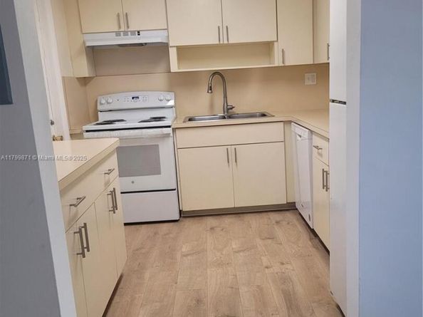 14140 SW 84th St 301H, Miami FL 33183