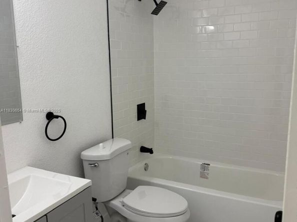1000 W 28 St 15, Hialeah FL 33010