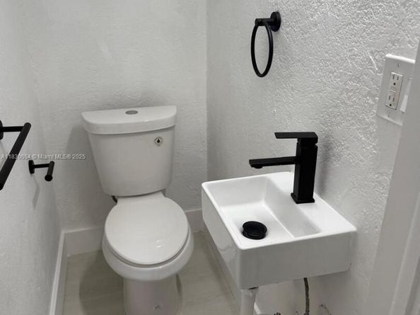 1000 W 28 St 15, Hialeah FL 33010