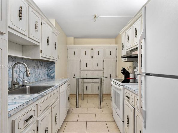 3800 Hillcrest Dr 210, Hollywood FL 33021