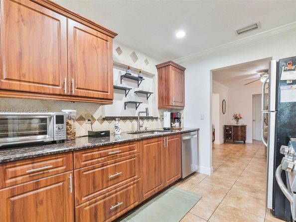 9021 NW 13th St, Plantation FL 33322