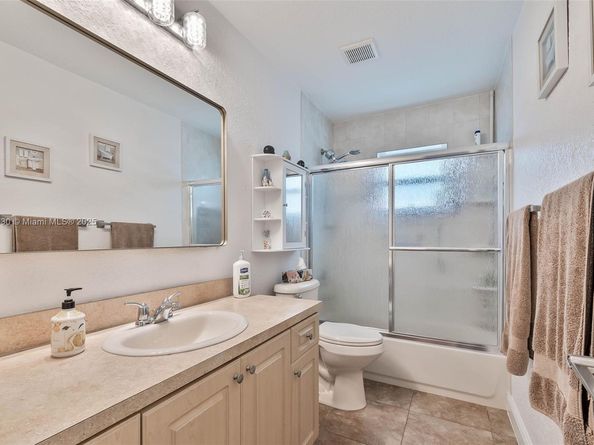 9021 NW 13th St, Plantation FL 33322