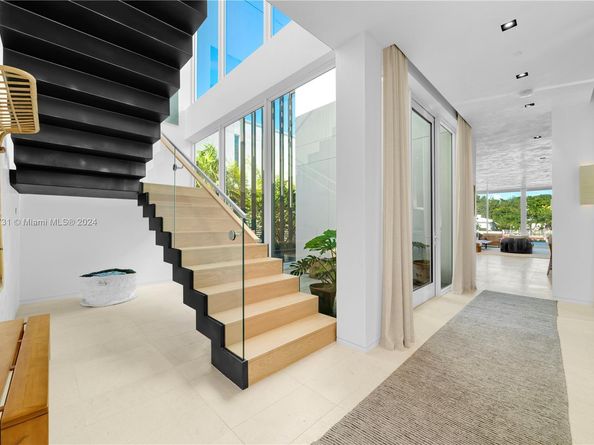 1041 W 48th St, Miami Beach FL 33140