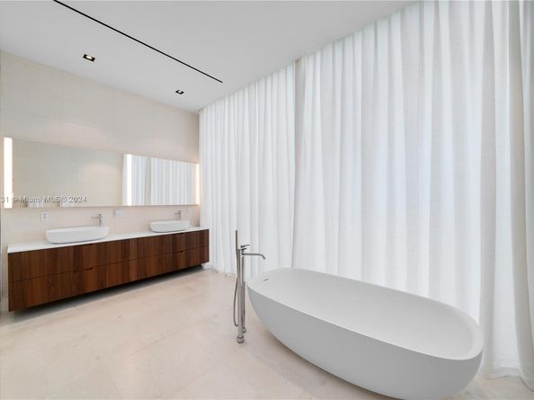 1041 W 48th St, Miami Beach FL 33140