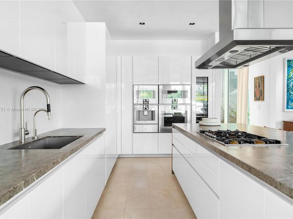 1041 W 48th St, Miami Beach FL 33140