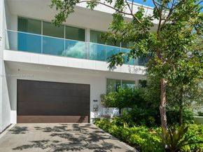 1041 W 48th St, Miami Beach FL 33140