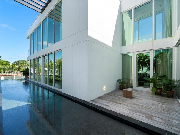 1041 W 48th St, Miami Beach FL 33140