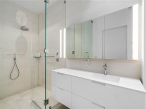 1041 W 48th St, Miami Beach FL 33140